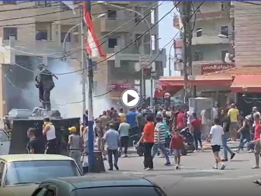 بالفيديو | في احتجاج على الانهيار.. قتلى وجرحى بمواجهات مع الجيش في طرابلس