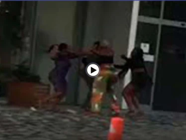 بالفيديو|| نساء أجنبيات يتشاجرن ويضربن بعضهن بعنف أمام منزل فاخر في إسطنبول وأتراك يتدخلون