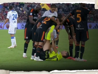 بالفيديو|| لاعب عربي في الدوري الإيطالي يسعف الحكم بعد أن تسبب بإصابته