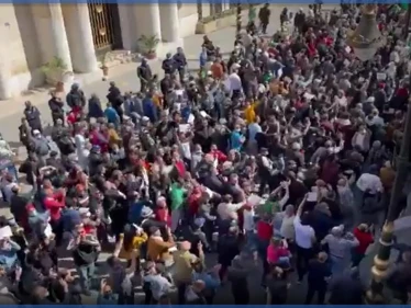بالفيديو || مشاهد مؤثرة.. إصابات بين متظاهرين في الجزائر بعد مواجهات عنيفة