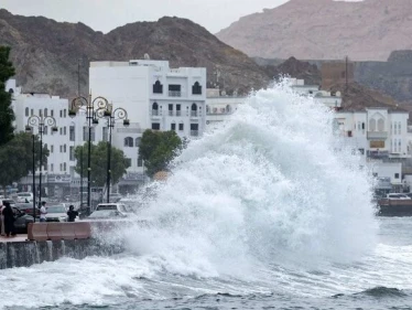 مركز الإعصار شاهين يهدد الإمارات وعُمان والأخيرة تعلن وفاة أول طفل غرقاً بإحدى ولاياتها