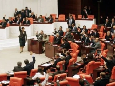 البرلمان التركي يصادق بأغلبية الأصوات لصالح قرارٍ يعزز احتمالية شنّ عملياتٍ عسكريةٍ بسوريا والعراق