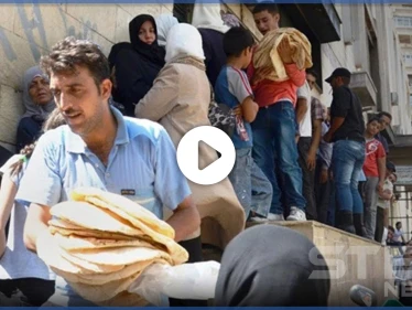 بـ"التصفير والصراخ".. شاهد ردّة فعل مواطن سوري حصل على ربطة خبز في دمشق (فيديو)