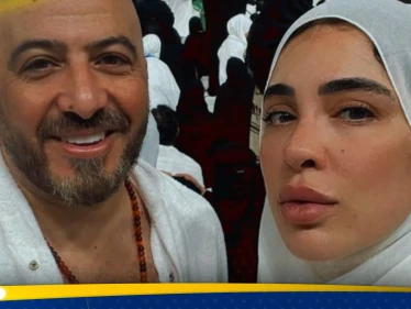 ظهرت بأظافر صناعية وتاتو.. زوجة المخرج مجدي الهواري تثير الجدل أثناء أدائها العمرة