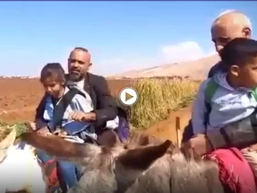 بالفيديو|| كرمال بالمستقبل ما يطلعوا "حمير" بدنا نوديهن "عالحمير".. وسيلة نقل جديدة لطلاب المدارس في لبنان بعد الأزمة الاقتصادية في البلاد