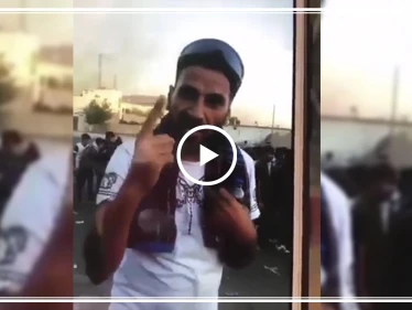 مقطع فيديو يظهر قنص متظاهر عراقي أمام الكاميرا