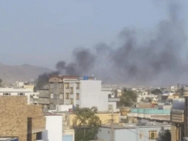 انفجار عنيف يهز محيط مطار كابل... غارة أمريكية لتصفية انتحاري تخلّف قتلى والعشرات من المصابين (فيديو)