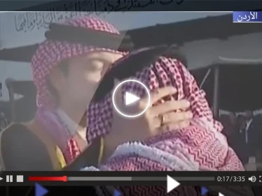 شاهد ماذا أهدى الملك الأردني نجله الأمير الحسين بمناسبة زفافه (فيديو)