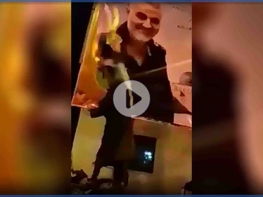 بالفيديو|| أهالي غزة يمزقون صورة قاسم سليماني التي رفعتها حركة حماس وسط القطاع