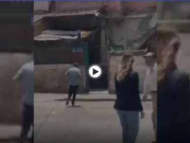 بالفيديو|| "صاحب الحق بخوّف".. مستوطن يفر هارباً من رجل فلسطيني في حي الشيخ جراح ويثير السخرية