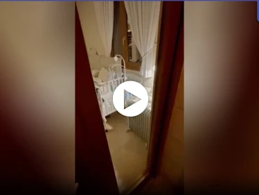 بالفيديو|| نتنياهو "الابن" يستعين بـ "رضيع في المهد" لمهاجمة محتجين ضد والده