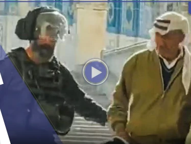 بالفيديو|| عشية "الفصح" اليهودي.. القوات الإسرائيلية تعتدي بالضرب على المسنين داخل الأقصى
