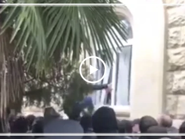 بالفيديو|| المحتجون الأبخازيون يقتحمون المبنى الرئاسي.. والبرلمان يصوت لصالح إقالة الرئيس الموالي لروسيا!