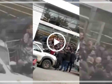 بالفيديو || "مصارعة حرة" بين محتجون والقوى الأمنية أمام أحد البنوك شمال لبنان