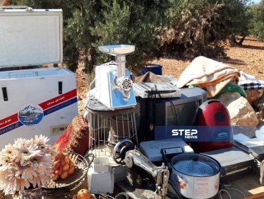شاهد بالصور || "الفقر" يدفع نازحي إدلب لبيع أغراضهم المنزلية على الحدود السورية التركية !
