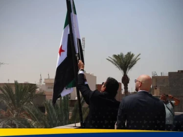 رفع العلم السوري في ليبيا بعد 13 سنة من قطع العلاقات