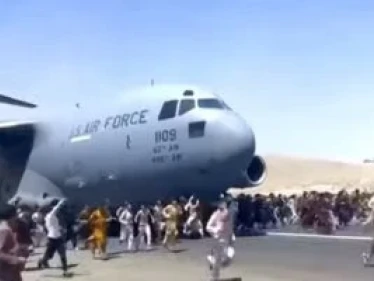 الخارجية الأمريكية تجري نقاشاتٍ مع طالبان حول العالقين في كابل وتكشف مصيرهم