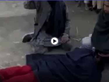 بالفيديو|| بنطالها الأحمر تسبب بكارثة.. حركة طالبان تجلد فتاة وسط الشارع بالسوط على مؤخرتها