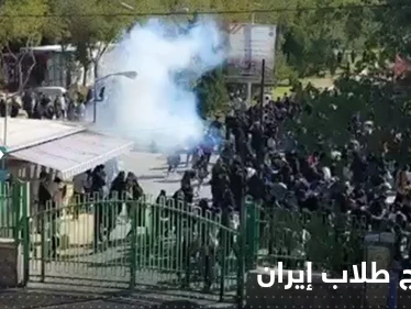 شاهد|| إطلاق النار على الطلبة المحتجين في جامعة أصفهان.. ورجل دين يلوذ بالفرار بعد هتاف ضده