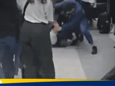 شاهد|| ماذا يجري هناك.. ضرب وسحل في مطار بيروت والسبب غير متوقع