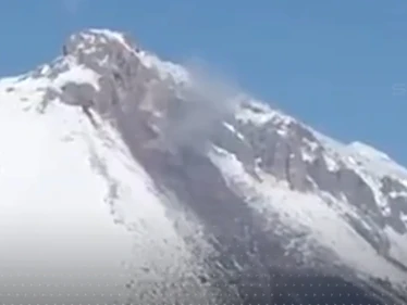 بعد الزلزال المدمر.. دخان ينبعث من جبل في تركيا وخبير يكشف السبب (فيديو)