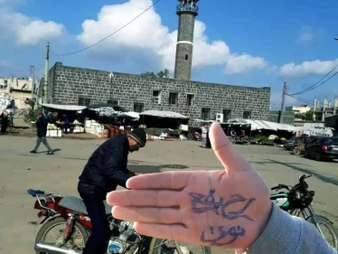 قتلى لميليشيا حزب الله بعبوة ناسفة في درعا، وأبناء مدينة طفس يتظاهرون ضد الأسد!!