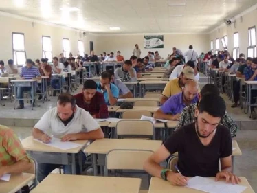 ذوو طلبة سراقب يُطالبون بتدريس مناهج الأسد، لاعتمادها بالمقارنة مع مناهج المعارضة!!