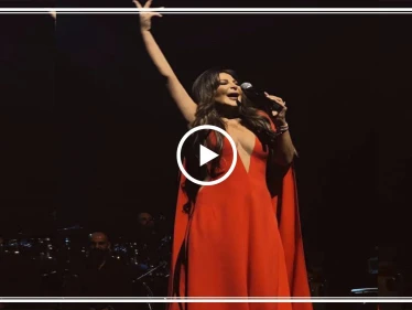 شاهد بالفيديو | أليسا تغني حافية القدمين على مسرح في باريس