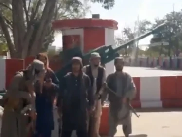 بالفيديو|| طالبان تسيطر على مواقع وتجبر جنود أفغان على الانضمام لصفوفها.. ومخاوف من انقلابٍ عسكري كامل