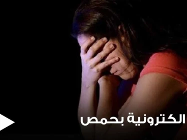 بمساعدة زوجها.. حسناء سورية توقع عشرات التجار بمصيدتها في حمص وتبتزهم بطلب مبالغ باهظة