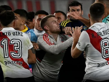 بالفيديو: خناقة شوارع و7 بطاقات حمراء في فوز ريفر بليت على بوكا جونيورز في الدوري الأرجنتيني