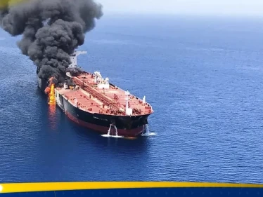 بصواريخ بحرية.. ميليشيا الحوثي تعلن استهداف سفينة أمريكية في خليج عدن