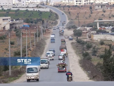 شاهد بالصور حركة نزوح كثيفة من مناطق جبل الزاوية وريف سراقب باتجاه الحدود مع تركيا هربا من القصف الروسي والسوري