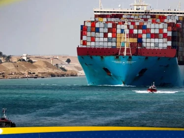 اصطدام سفينة حاويات بجسر في قناة السويس.. والسلطات المصرية تتحرك