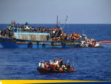 مقتل 14 مهاجرا قبالة جزيرة خيوس ومروحية يونانية تشارك بالبحث عن ناجين - وكالة ستيب نيوز