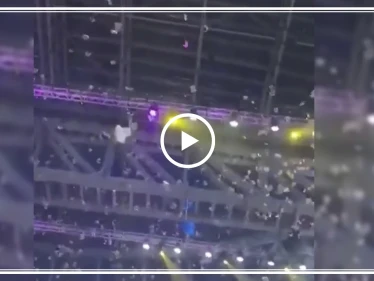لن تصدق.. السماء تمطر دولارات في مؤتمرٍ للاستثمار في روسيا (فيديو)