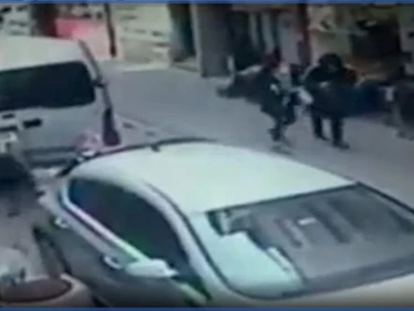 بالفيديو|| تركي يضرب ويطعن زوجته في الشارع عدّة مرات والمارّة يشاهدون ولا يفعلون شيئاً