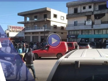 بالفيديو|| لبناني مسلح بالقنابل يحتجز رهائن في بنك ويهدد بإحراقه وتفجيره بمن فيه.. والسلطات تتدخل وتكشف الأسباب