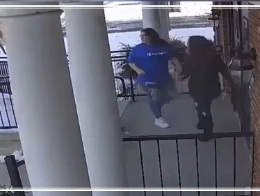 بالفيديو||شجاعة فتاة مسلمة في أمريكا تبهر رواد مواقع التواصل الاجتماعي