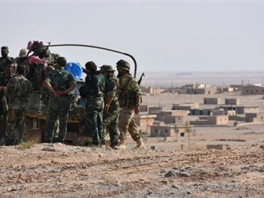 عنصر من داعش يدل النظام السوري على موقع مليء بالأموال والذهب والوثائق وأسلحة أمريكية بدير الزور