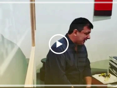 بالفيديو|| فنان جائع يأكل "الموزة" التي بيعت بـ 120 ألف دولار