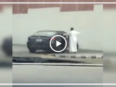 فيديو لأب يعنف ابنته أمام مدرستها يثير غضب السعوديين.. شاهد كيف ضربها بهمجية