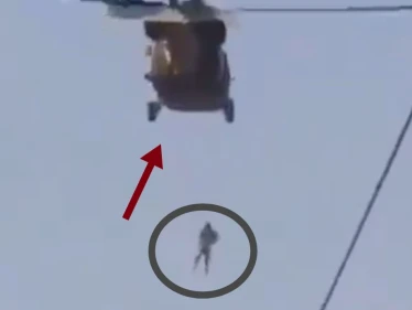 بالفيديو|| "فيلم رعب حقيقي".. تدلي شخص "يبدو ميتاً" من طائرة أمريكية يقودها عناصر من طالبان