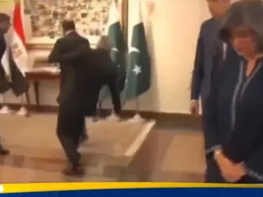 في موقف صعب.. شاهد ماذا حدث لوزير الخارجية الباكستاني لحظة استقباله نظيره المصري: أحدث الأخبار