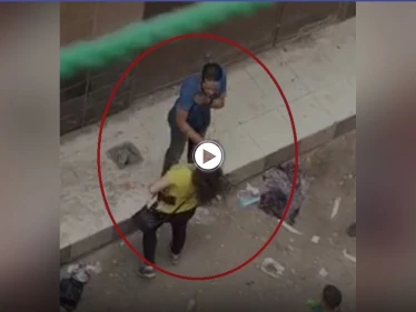 بالفيديو|| شاب يتحرش بفتاة في شارع عام بمصر وتنهال عليه اللكمات من كل حدب وصوب