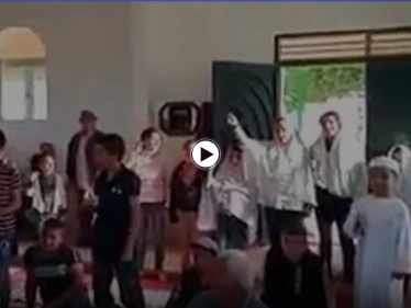 من داخل أحد مساجد ريف جبلة.. فتيات وأولاد يهتفون لــ بشار الأسد (فيديو)