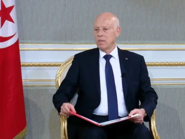 ملك عربي يبعث برسالة إلى قيس سيعد سلّمها وزير خارجيته باليد وآخر سلّمها وزيره "شفهياً"