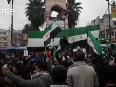 شاهد مظاهرة في مدينة إدلب نددت بالقصف الروسي المستمر وطالبت بوقف المجازر وأكدت على استمرار الثورة ومطالبها