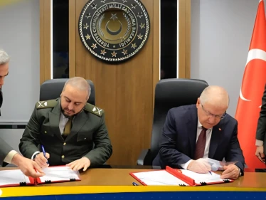سوريا وتركيا توقعان مذكرة تفاهم بشأن التدريب والاستشارات العسكرية 