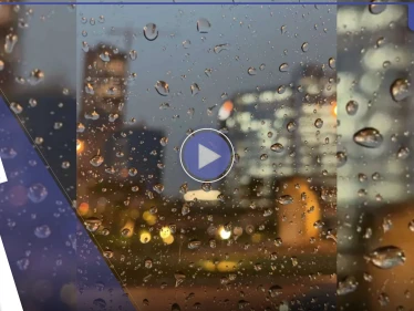 شاهد|| أمطار الرياض حولت الشوارع لأنهار وجرفت معها عشرات السيارات.. وسط نداءات المساجد